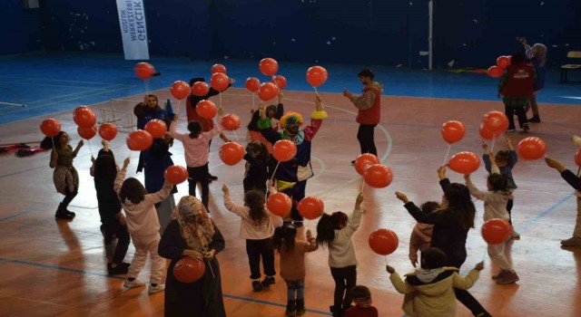 Kozlukta depremzede çocuklar doyasıya eğlendi.