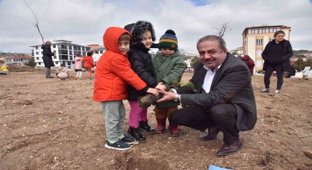 Kreş öğrencileri fidanları toprakla buluşturdu