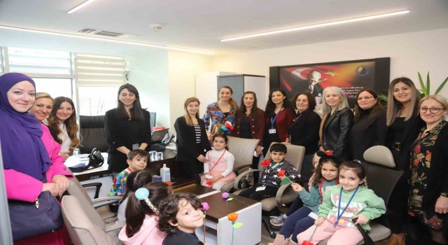 Kreşli miniklerden kadın personele ‘8 Mart sürprizi