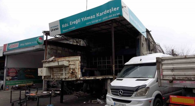 Kriko kırıldı, minibüs ile dorsenin arasında sıkıştı