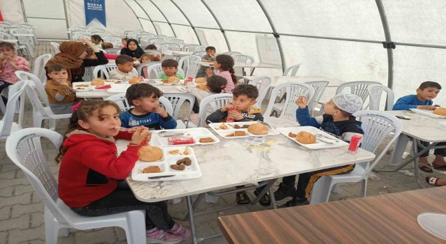 Küçük depremzedelere erken iftar