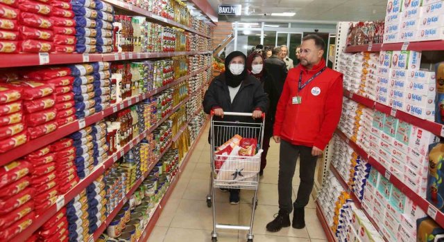 Küçükçekmece Belediyesi ihtiyaç sahibi vatandaşların faydalanabileceği "Sosyal Market"in açılışını yaptı