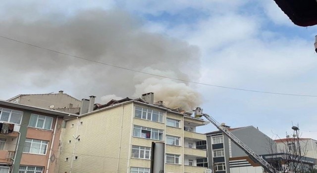 Küçükçekmecede, bir evin çatısında yangın çıktı