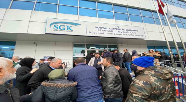 Küçükçekmecede EYT kuyruğu metrelerce uzadı