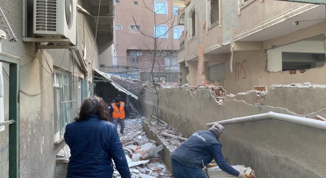 Küçükçekmecede metruk bir binada yıkım sırasında çökme meydana geldi. Olay yerine polis ve itfaiye ekipleri sevk edildi.