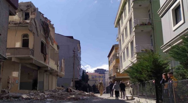 Küçükçekmecede yıkımı yapılan binada çökme yaşandı