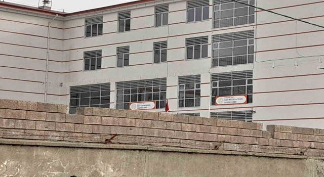 Kulpta inşaatı yeni biten okul orta hasarlı çıktı: Öğrenciler başka okula nakledildi