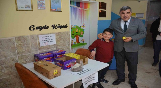 Kurduğu minik kantinde sattığı ürünleri depremzedelere bağışladı