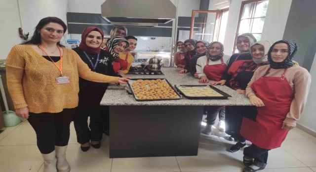 Kursiyerler depremzedeler için kandil simidi yapıyor