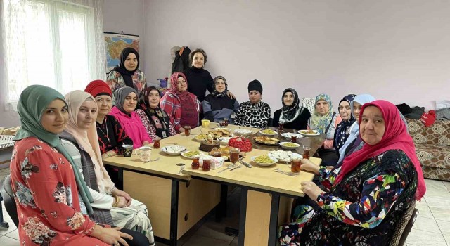 Kursiyerleri için 8 Martta pasta kesti