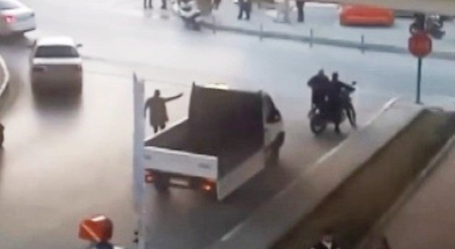 Kuşadası’nda ’kırmızı ışıkta geçme’ kavgasının yeni görüntüleri ortaya çıktı