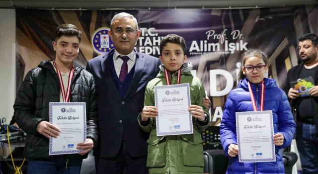 Kütahya Belediyesi, en çok kitap okuyan öğrencileri ödüllendirdi