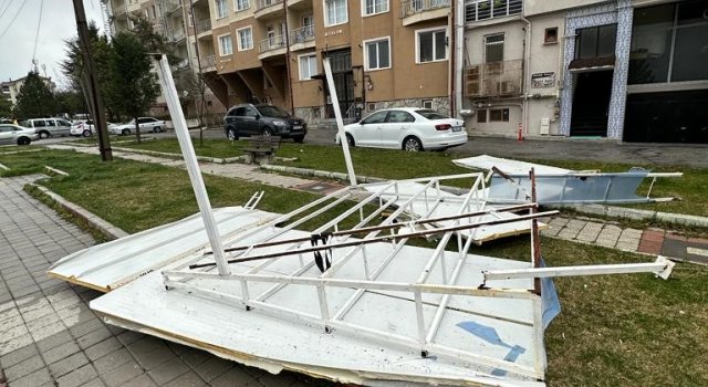 Kütahya’da şiddetli fırtına nedeniyle uçan çatı elektrik tellerini kopardı