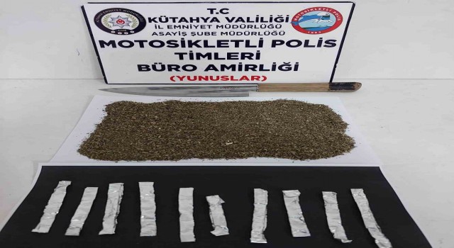 Kütahyada aranan şahsın bulunduğu araçta uyuşturucu ele geçirildi