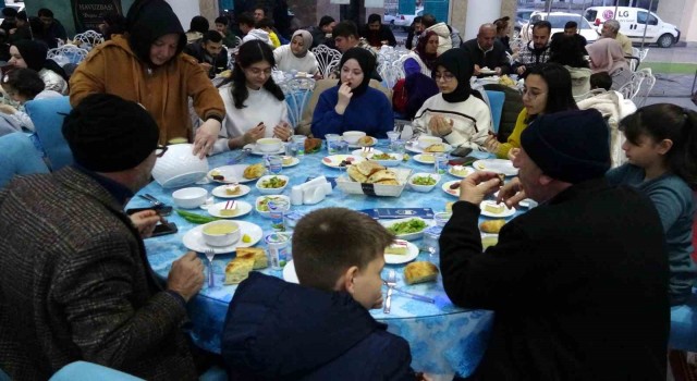 Kütahyada depremzedelere iftar