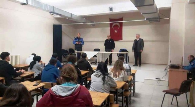 Kütahyada lise öğrencileri emniyet teşkilatını ve polislik mesleğini tanıdı