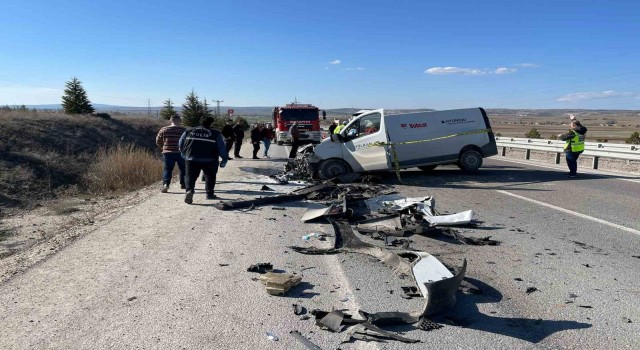 Kütahyada minibüs ile süt tankeri çarptı: 1 ölü, 1 yaralı