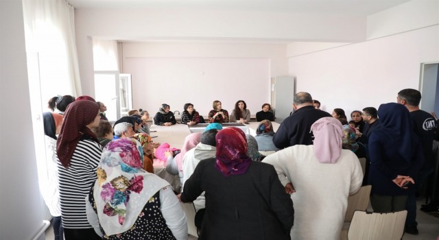 Kütahyada protokol üyelerinin eşleri depremzede kadınları ziyaret etti