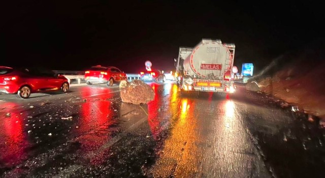 Kütahyada sağanak yağış nedeniyle yola düşen dev kayalar korkuttu
