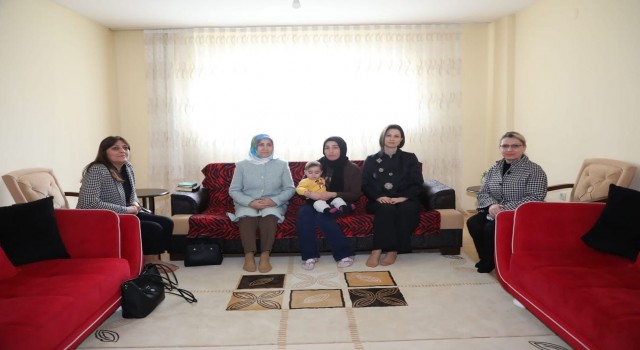 Kütahyada Vali ve Belediye Başkanının eşleri depremzede ailelerin ihtiyaçlarını yerinde tespit ediyor