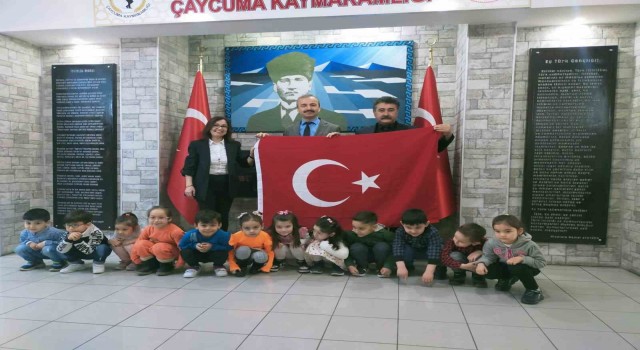 Kutsal Emanet projesiyle Türk Bayrağını teslim ettiler