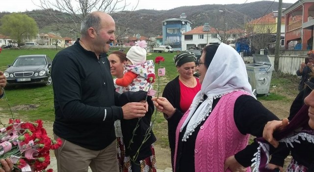 Kuyucakta Dünya Kadınlar Günü karanfillerle kutlandı