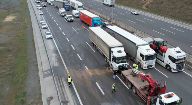 Kuzey Marmara Otoyolunda otomobil ile tır çarpıştı, kilometrelerce araç kuyruğu oluştu