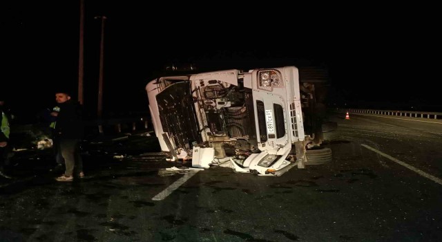 Kuzey Marmara Otoyolunda yabancı plakalı tır devrildi