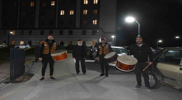 KYK yurtlarındaki depremzedelere Ramazan davulu sürprizi