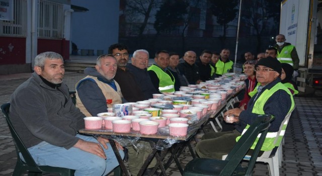 Lapseki Belediyesi deprem bölgesinde iftarlara devam ediyor