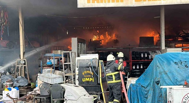 Lastik üretim tesisi alev alev yandı: Bölgedeki evler tahliye edildi