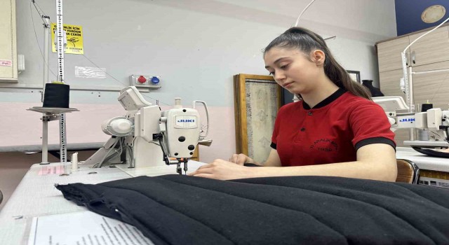 Lise öğrencileri kolları sıvadı, depremzedeler için soğuğa dayanıklı uyku tulumu dikiyor