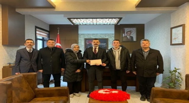 Lise öğrencileri topladıkları 12 bin lirayı depremzedeler için bağışladı