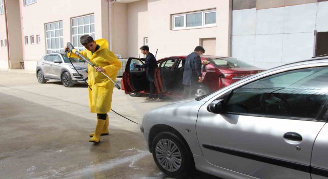 Liselilerden oto servis: Araç yıkama 50 TL