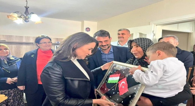 Macaristan Cumhurbaşkanı Novaktan 5 yaşındaki depremzede Ahmete ziyaret