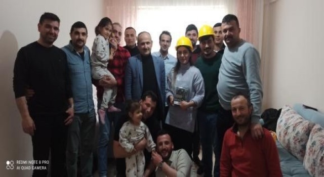 Madenciler depremin 36ıncı saatinde kurtardıkları aileyi ziyaret etti