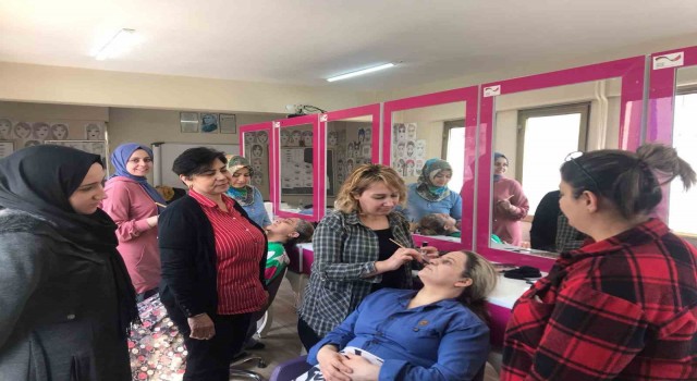 Makyajla bir saatte 50 yaş yaşlanan kursiyerler minik öğrencileri şaşırttı