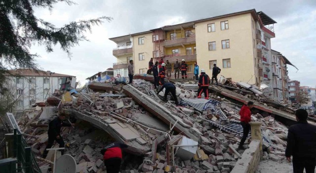 Malatyada 4 katlı ağır hasarlı bina çöktü