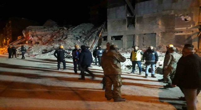 Malatyada ağır hasarlı 4 katlı bina çöktü