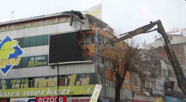 Malatyada ağır hasarlı binaların yıkımı sürüyor