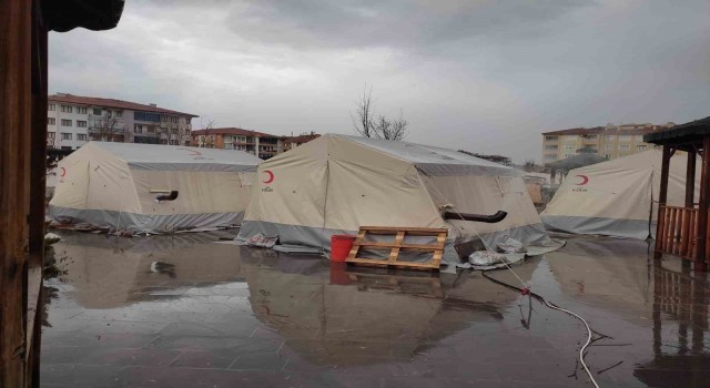 Malatyada çadırları su bastı