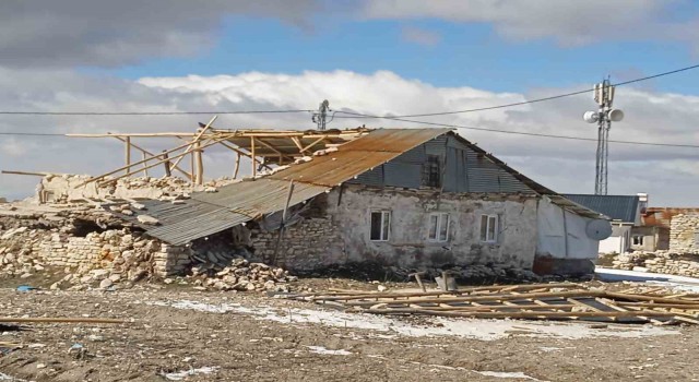 Malatyada fırtına evlerin çatısını uçurdu