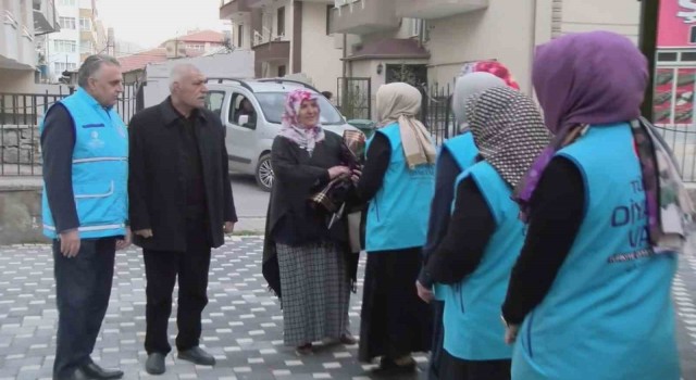 Malatyalı depremzede aileye Kayserideki yeni evlerinde çiçekli karşılama