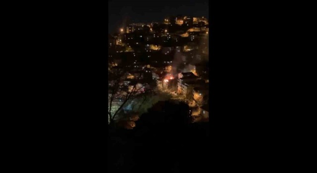 Maltepede 3 katlı binanın çatısında korkutan yangın