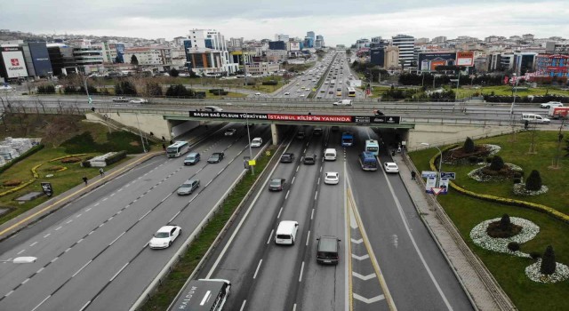 Maltepede betonunda midye kabukları ve paslı demirler görünen köprü havadan görüntülendi