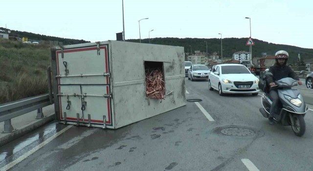 Maltepede kemik yüklü kamyonet kaygan zeminde yan yattı