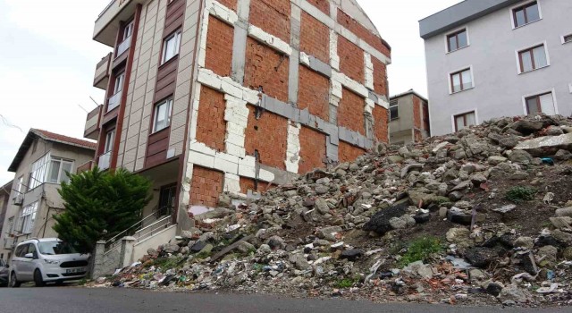 Maltepede yıkılan bitişik binanın moloz yığını 3 yıldır apartman sakinlerinin kabusu oldu