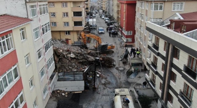 Maltepede yıkım esnasında göçük meydana geldi, iş makinasının bir bölümü enkazda kaldı