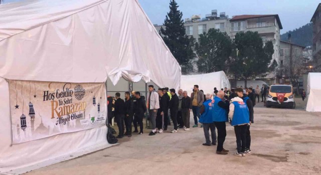 Mamak Belediyesi deprem bölgesinde iftar çadırları kurdu