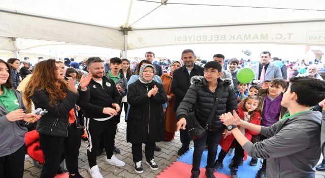 Mamak Belediyesi depremzedelerin ihtiyaçlarını karşılamaya devam ediyor